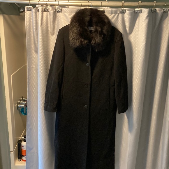Woman’s black long wool coat with fox fur collar - Picture 1 of 5